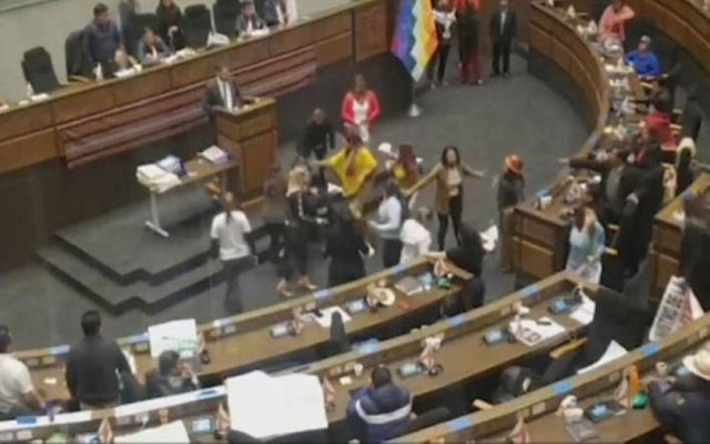 ركلات ولكمات داخل البرلمان البوليفي