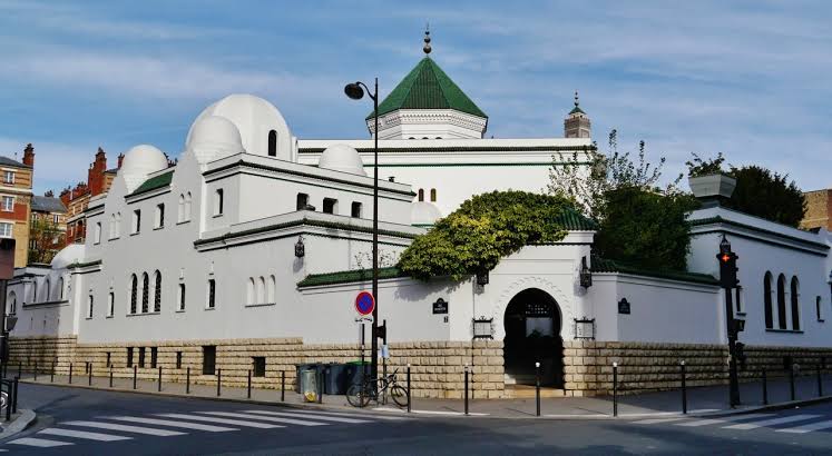 اتحاد المساجد بفرنسا يطالب مجلة "الجبهة الشعبية" بسحب إصدارها المسيء للمسلمين