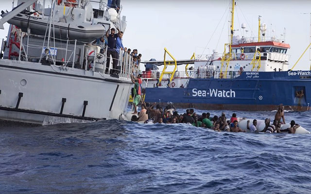 مهاجرون يسيطرون لفترة قصيرة على سفينة شحن تركيا قبالة سواحل إيطاليا