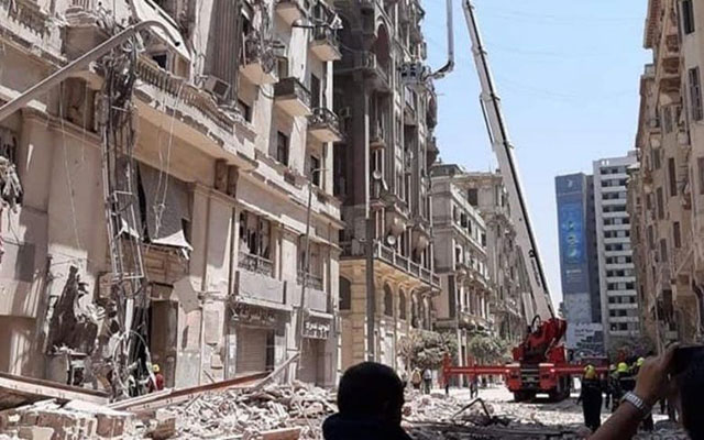 سقوط 8 قتلى خلال انهيار مبنى سكني وسط القاهرة