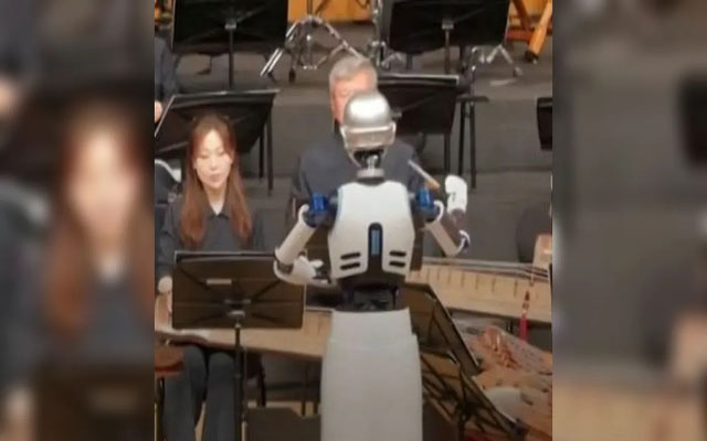 روبوت يقود فرقة موسيقية قوامها 60 عازفا(مع فيديو)
