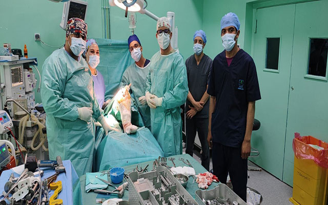 نجاح عملية جراحية لاستبدال كُلِّي لمفصل ركبة مريضة بمفصل اصطناعي بالمستشفى الإقليمي بأزيلال 