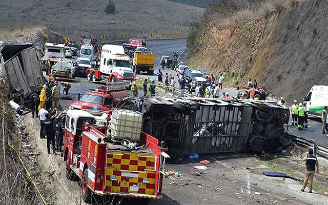 25 قتيلا في خروج حافلة ركاب عن مسارها وسقوطها في واد جنوب المكسيك