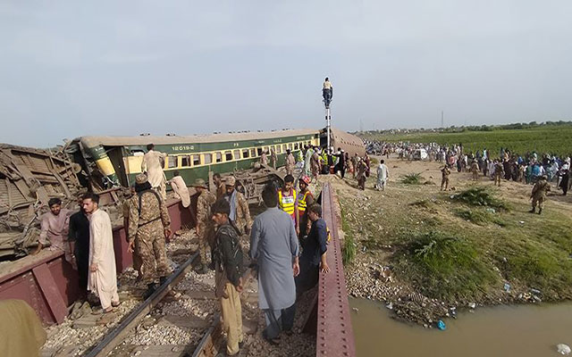 28 قتيلا وعشرات الجرحى بحادث قطار في جنوب باكستان