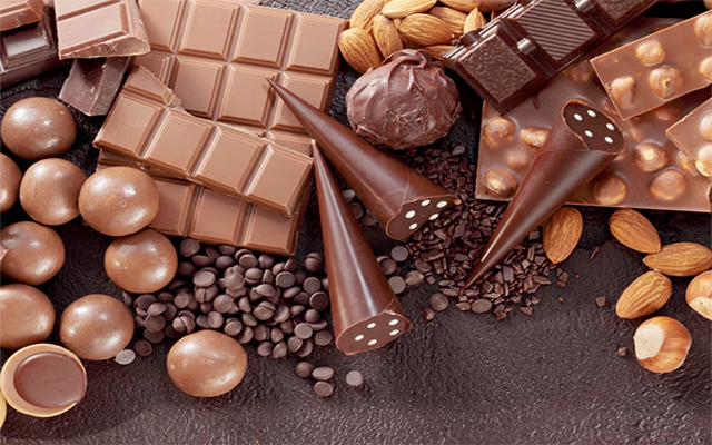 ما هو السبب الذي يجعل تخزين الشوكولاته في الثلاجة غير مستحسن؟