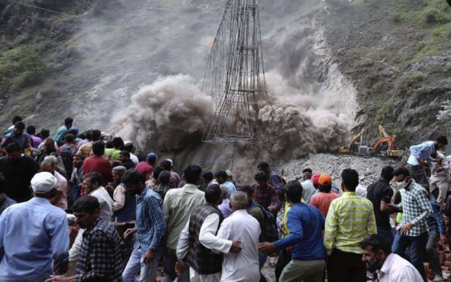 تعليق عملية إنقاذ العمال العالقين في نفق في الهند بعد انهيارات جديدة