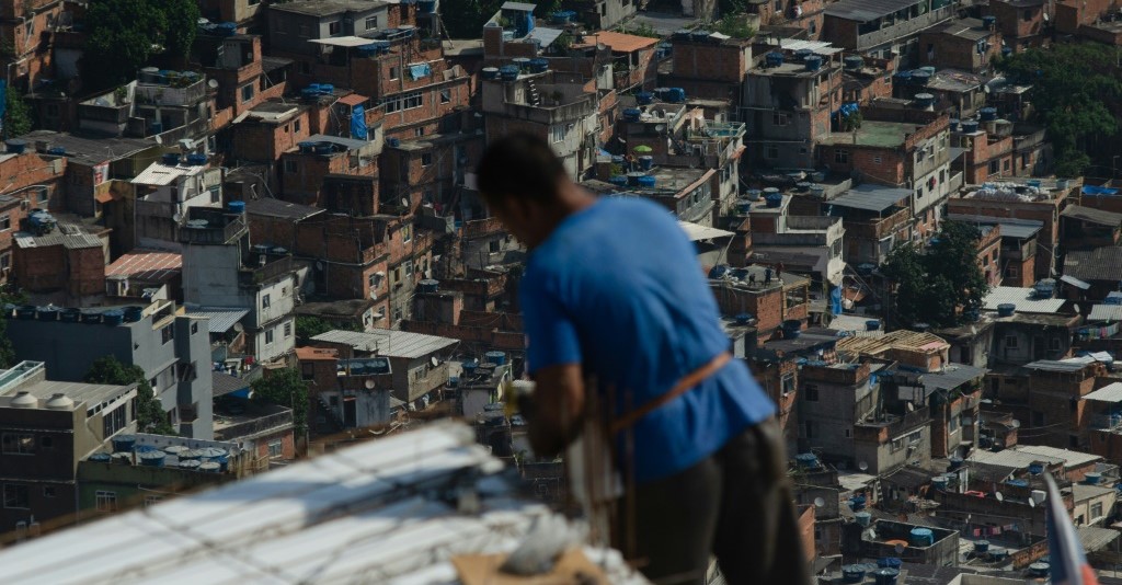 بسبب موجة قيظ وانقطاع الكهرباء.. أكبر حي فقير في ريو يختنق