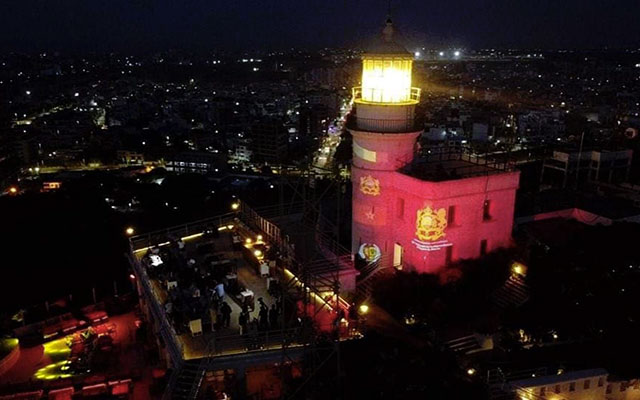 منارة ماميل الشهيرة في دكار تتزين بألوان المغرب والسنغال احتفالا بذكرى استقلال المغرب
