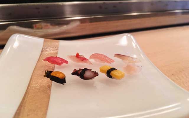 باستخدام حبة أرز واحدة.. مطعم ياباني يصنع أصغر سوشي