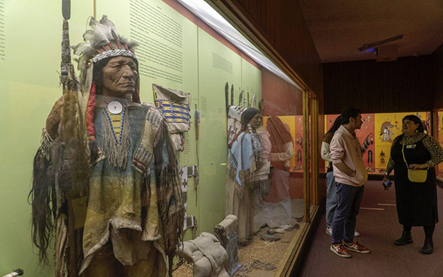متحف نيويورك للتاريخ الطبيعي يغلق صالتين تعرضان قطعا للأميركيين الأصليين