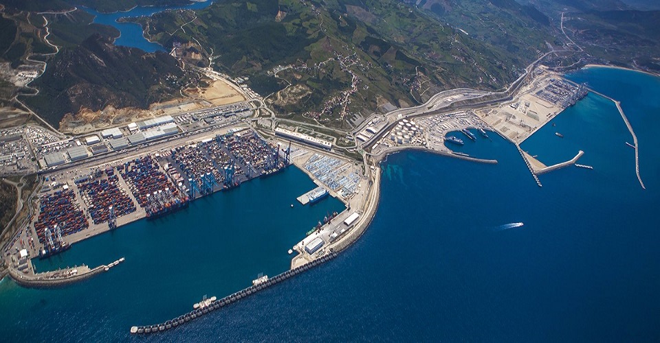 ميناء طنجة المتوسط يدخل نادي أفضل 20 ميناء في العالم