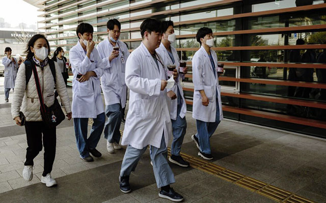 أطباء كبار يقدمون استقالتهم دعما لإضراب زملائهم المتدربين في كوريا