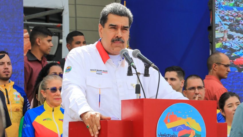 الرئيس الفنزويلي يعلن تعرضه لمحاولة اغتيال خلال تجمع حاشد في كاراكاس
