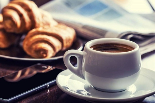 خبيرة في علم النوم توضح: ما أفضل توقيت لتناول قهوة الصباح؟
