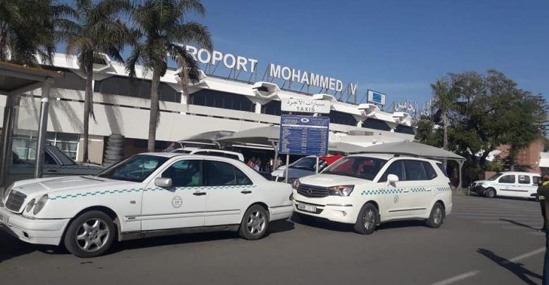 البيضاء.. تواصل الغضب بسبب الشباك الوحيد لقطاع سيارات الأجرة بمطار محمد الخامس