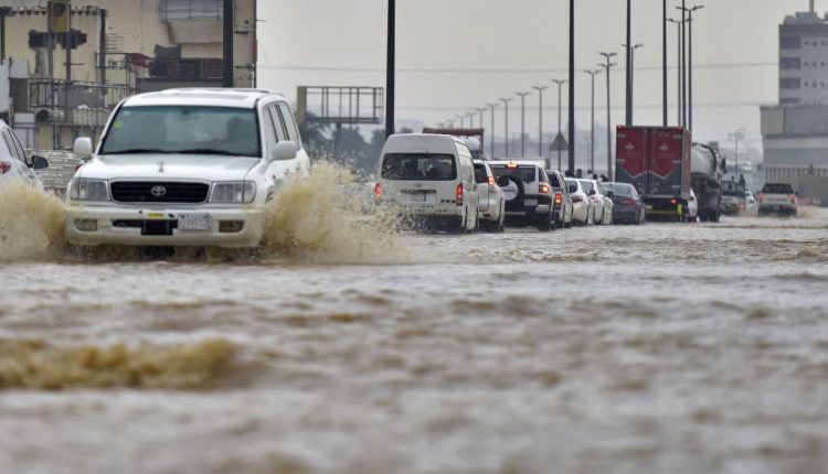 أمطار طوفانية تتسبب في حالة وفاة وفقدان آخرين بالسعودية