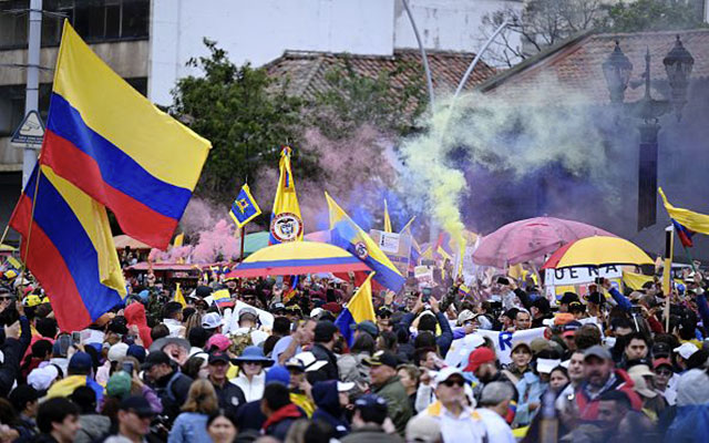 عشرات آلاف الكولومبيين يتظاهرون ضد الرئيس بترو