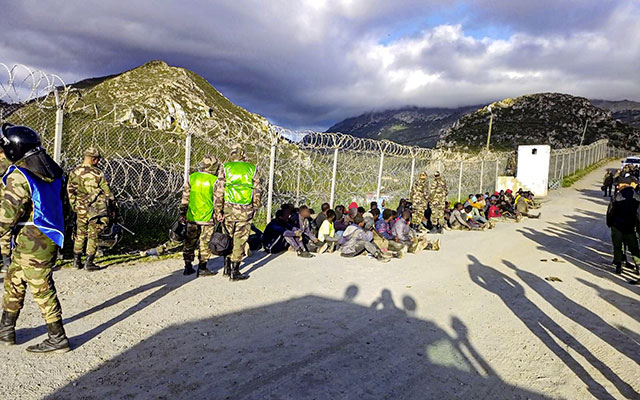 القوات المسلحة تحبط محاولة مهاجرين أفارقة اختراق سياج سبتة المحتلة 