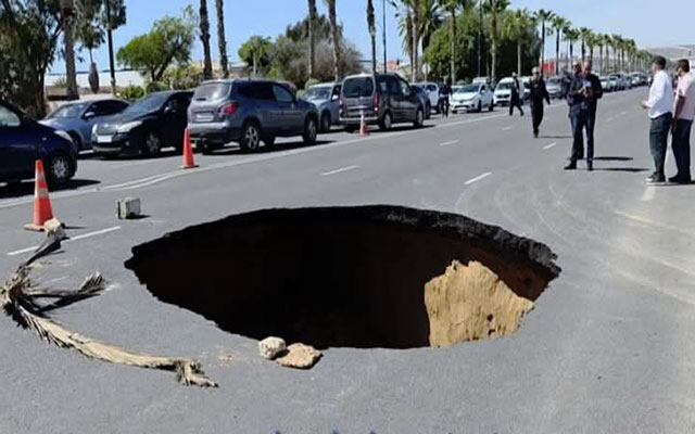 جماعة أكادير تكشف ما حصل إثر ظهور حفرة كبيرة في كبرى شوارع المدينة