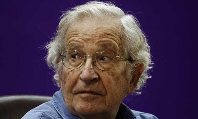 مصطفى قشنني: تشومسكي… حين يخون المفكر مبادئه